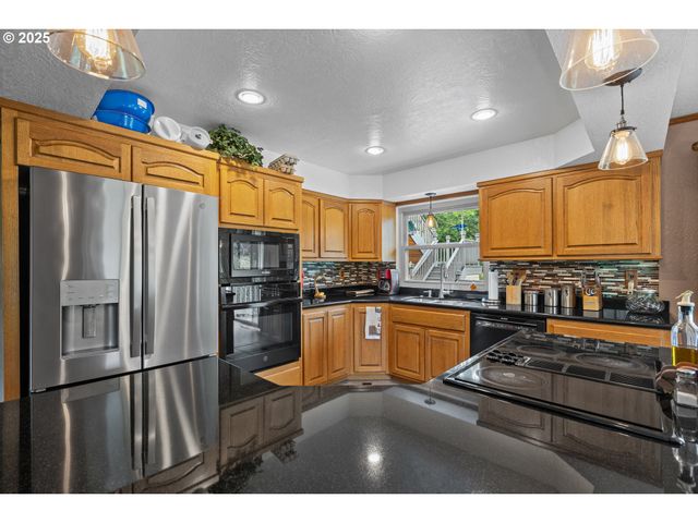 1884 WILD RIVER Dr, Roseburg, OR 97470