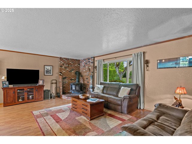 1884 WILD RIVER Dr, Roseburg, OR 97470