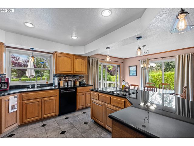 1884 WILD RIVER Dr, Roseburg, OR 97470