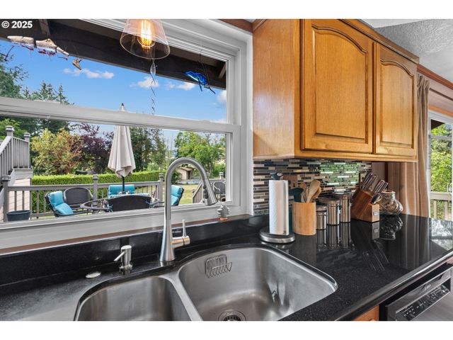 1884 WILD RIVER Dr, Roseburg, OR 97470