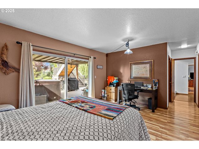 1884 WILD RIVER Dr, Roseburg, OR 97470