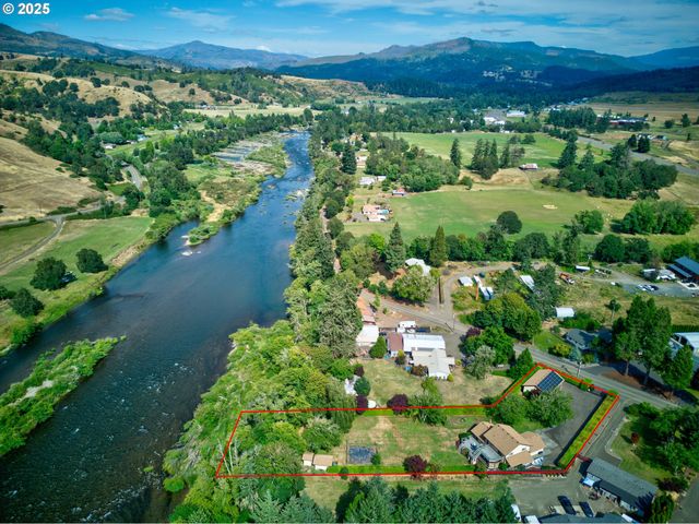 1884 WILD RIVER Dr, Roseburg, OR 97470