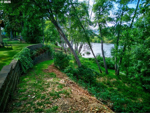 1884 WILD RIVER Dr, Roseburg, OR 97470