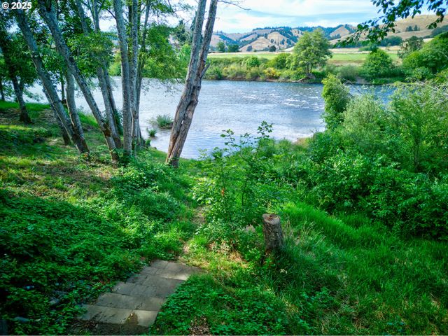 1884 WILD RIVER Dr, Roseburg, OR 97470