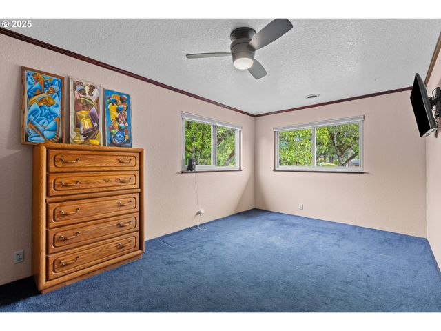 1884 WILD RIVER Dr, Roseburg, OR 97470