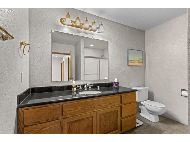 1884 WILD RIVER Dr, Roseburg, OR 97470