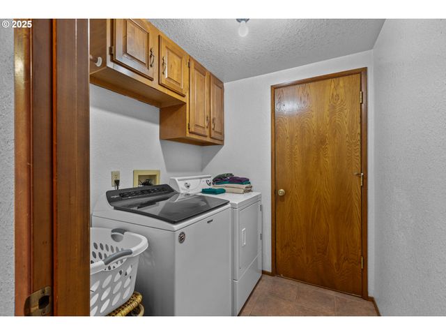 1884 WILD RIVER Dr, Roseburg, OR 97470