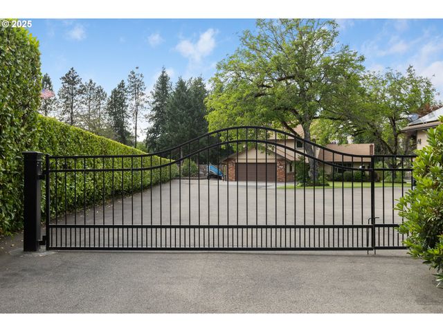 1884 WILD RIVER Dr, Roseburg, OR 97470