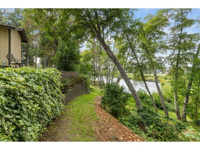 1884 WILD RIVER Dr, Roseburg, OR 97470