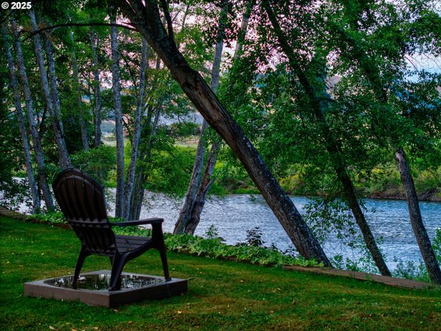 1884 WILD RIVER Dr, Roseburg, OR 97470