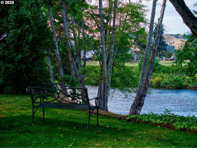 1884 WILD RIVER Dr, Roseburg, OR 97470