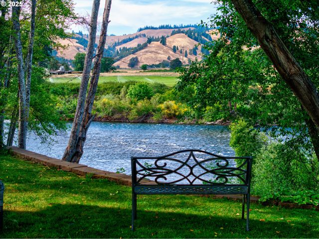 1884 WILD RIVER Dr, Roseburg, OR 97470