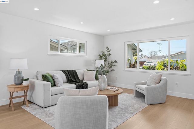 3221 Llano St, San Mateo, CA 94403