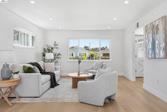 3221 Llano St, San Mateo, CA 94403