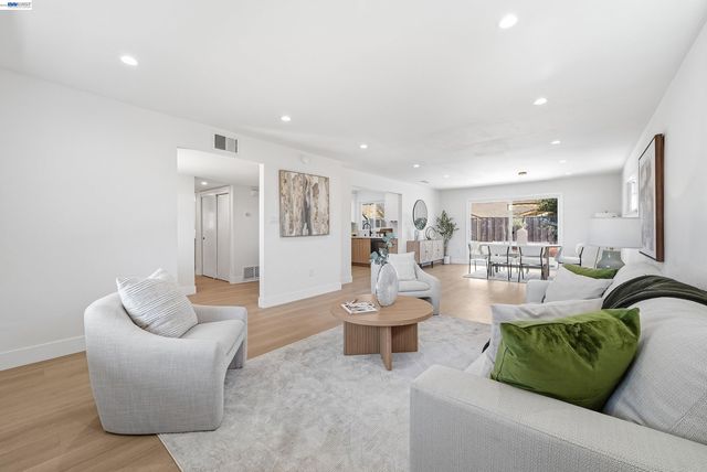 3221 Llano St, San Mateo, CA 94403