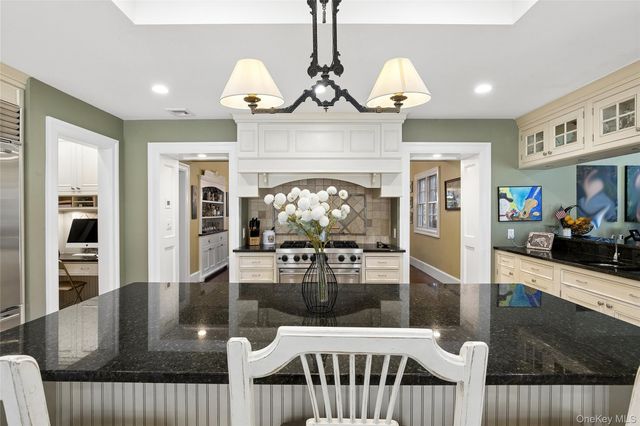 39 Cherry Lane, Syosset, NY 11791