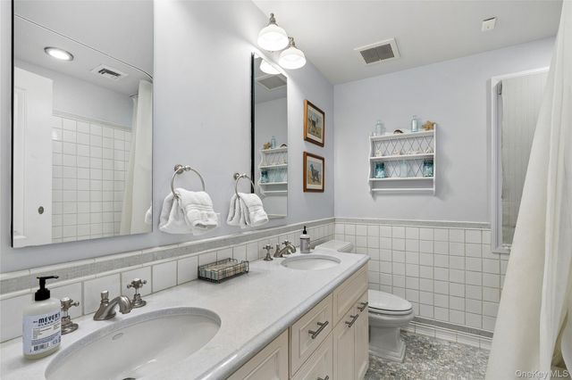 39 Cherry Lane, Syosset, NY 11791