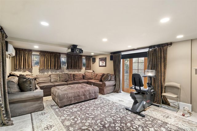 39 Cherry Lane, Syosset, NY 11791