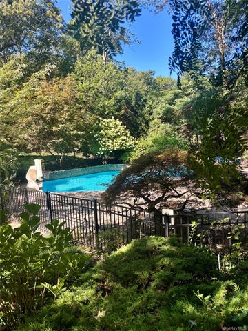 39 Cherry Lane, Syosset, NY 11791