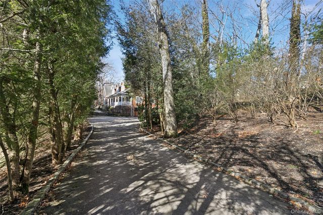 39 Cherry Lane, Syosset, NY 11791