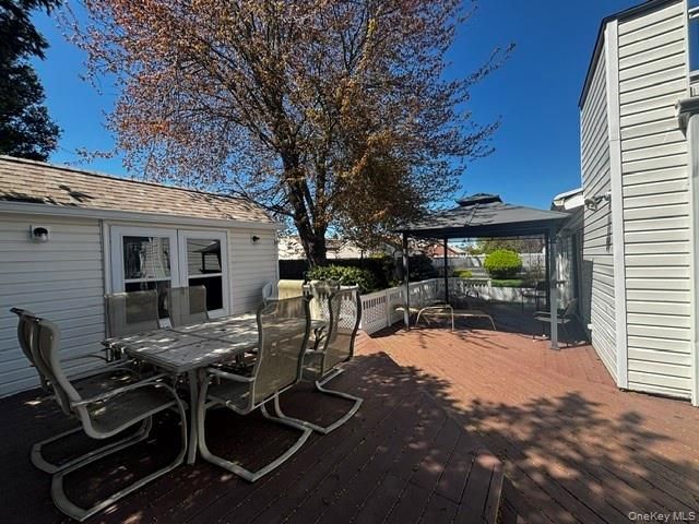 53 Coolidge Avenue, Amity Harbor, NY 11701