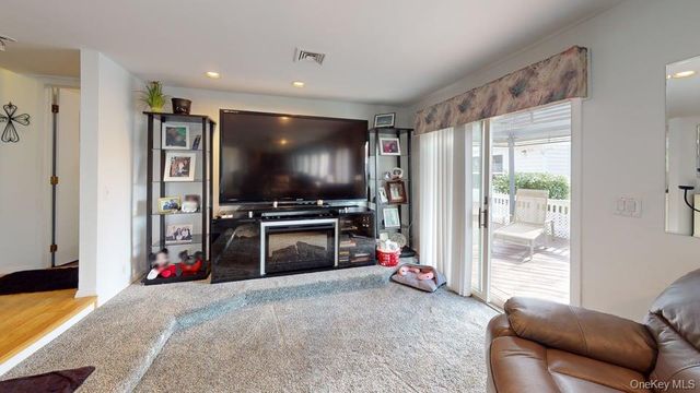 53 Coolidge Avenue, Amity Harbor, NY 11701