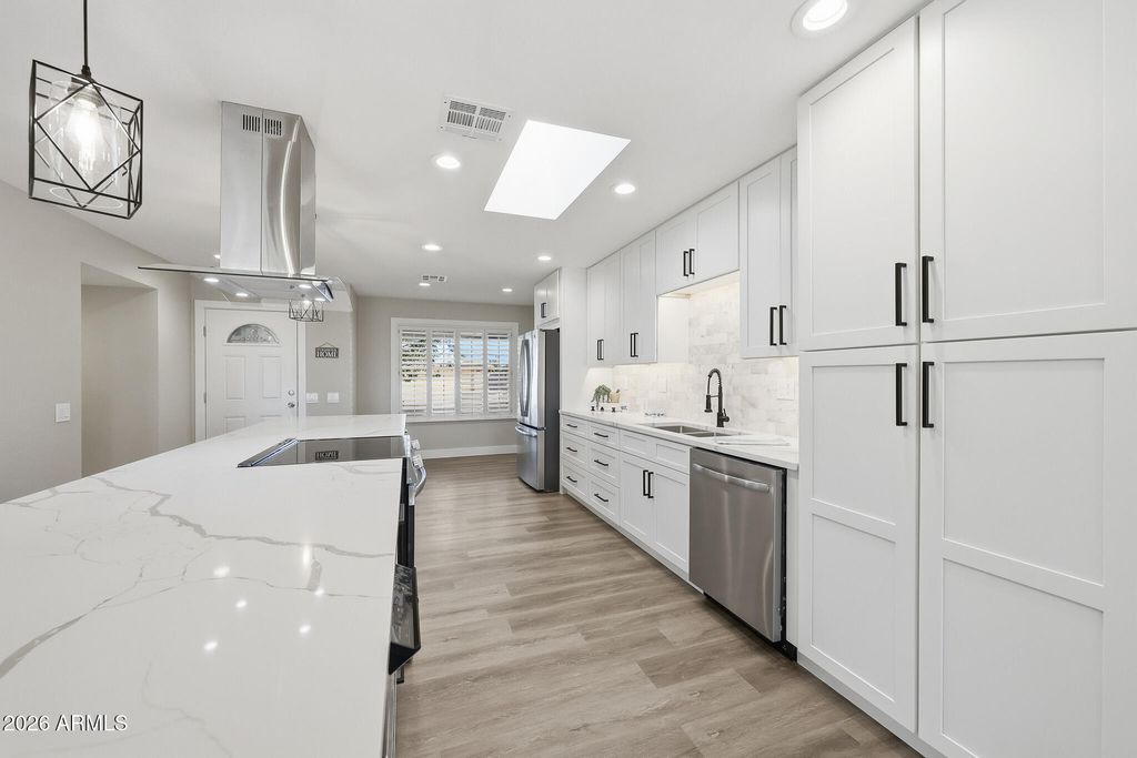 Image 14 of property listing at 16006 N 99TH Drive, Sun City, AZ 85351