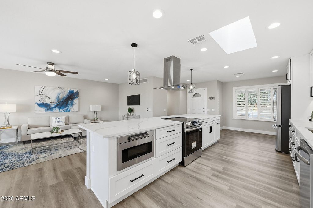 Image 21 of property listing at 16006 N 99TH Drive, Sun City, AZ 85351