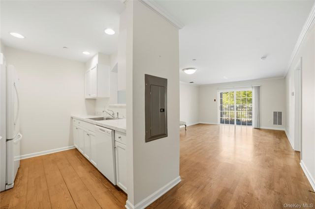 100 Woodcrest Lane 112, Mount Kisco, NY 10549