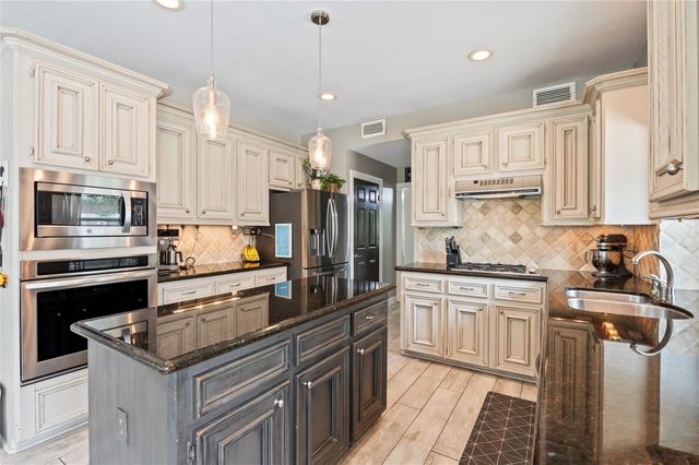 409 Silverleaf Drive, Friendswood, TX 77546