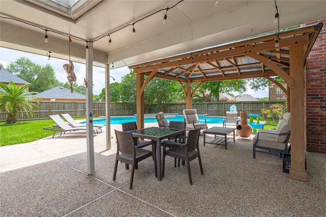 409 Silverleaf Drive, Friendswood, TX 77546