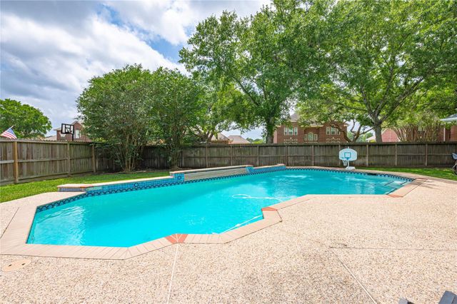 409 Silverleaf Drive, Friendswood, TX 77546