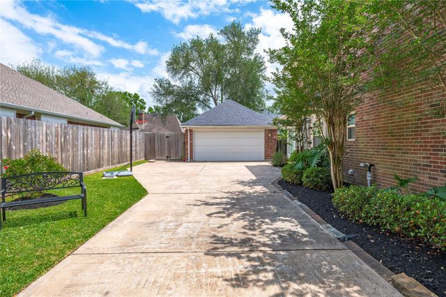 409 Silverleaf Drive, Friendswood, TX 77546