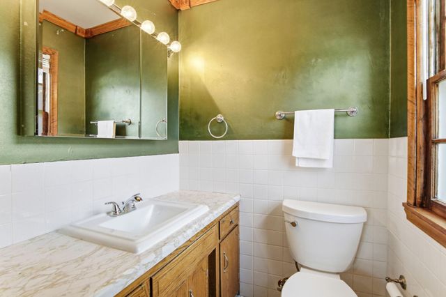 1562 Hoyt Avenue E, Saint Paul, MN 55106