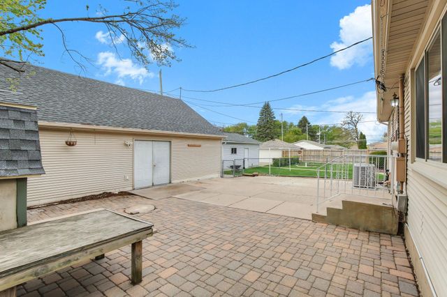 1562 Hoyt Avenue E, Saint Paul, MN 55106