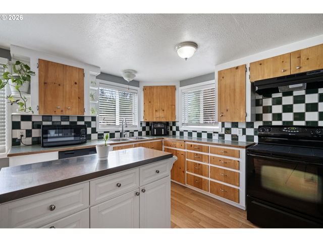 2207 WILLONA Dr, Eugene, OR 97408