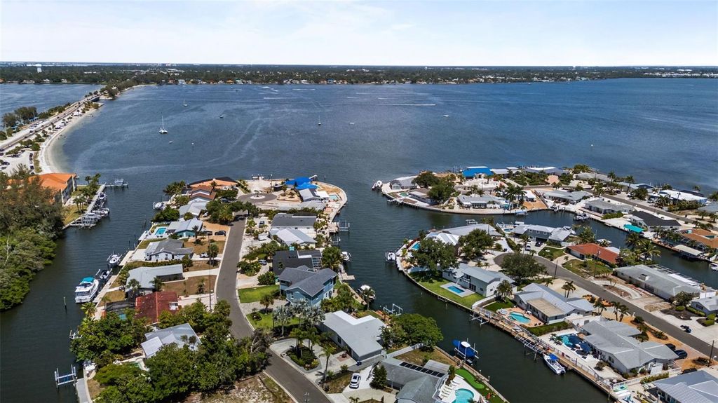 Image 3 of property listing at 10016 KINGFISHER ROAD E, Bradenton, FL 34209