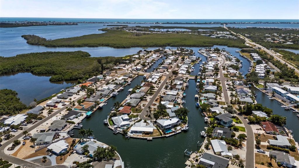 Image 64 of property listing at 10016 KINGFISHER ROAD E, Bradenton, FL 34209