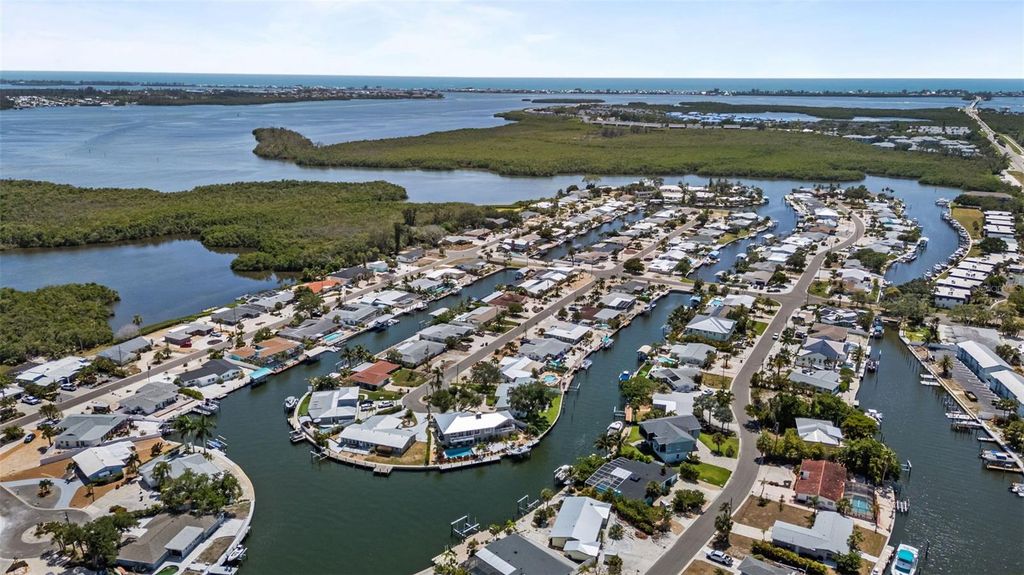 Image 66 of property listing at 10016 KINGFISHER ROAD E, Bradenton, FL 34209