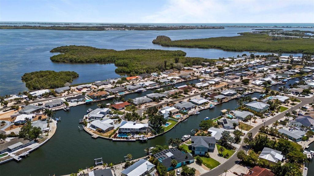 Image 69 of property listing at 10016 KINGFISHER ROAD E, Bradenton, FL 34209