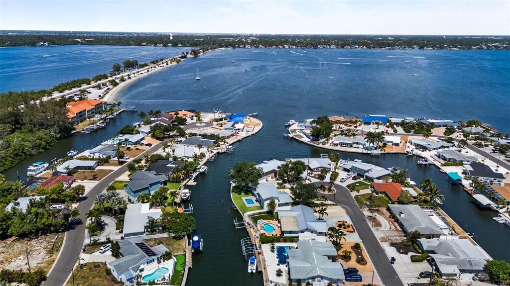 Image 72 of property listing at 10016 KINGFISHER ROAD E, Bradenton, FL 34209
