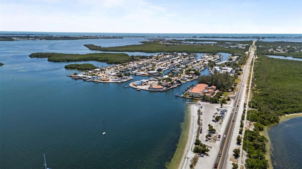 Image 73 of property listing at 10016 KINGFISHER ROAD E, Bradenton, FL 34209