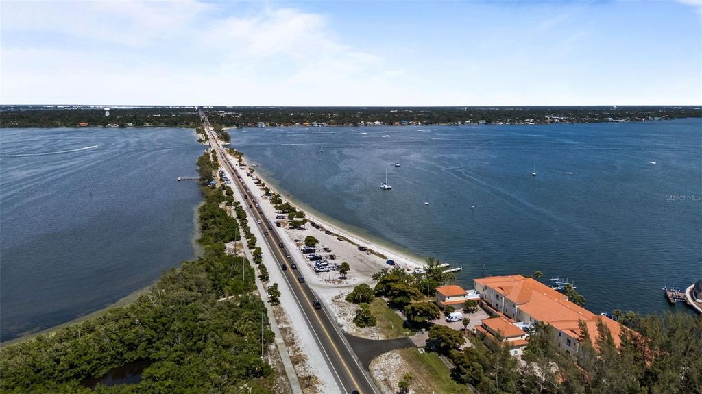 Image 76 of property listing at 10016 KINGFISHER ROAD E, Bradenton, FL 34209