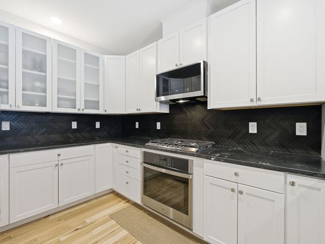 4 Wilshire Ln, Pelham, NH 03076