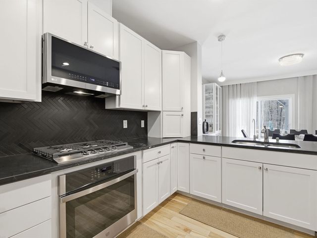 4 Wilshire Ln, Pelham, NH 03076