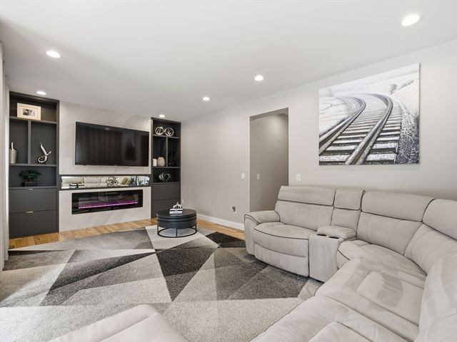 4 Wilshire Ln, Pelham, NH 03076