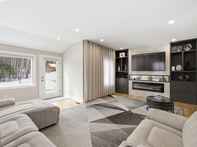 4 Wilshire Ln, Pelham, NH 03076