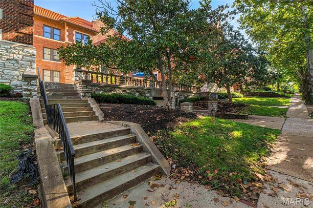 7521 Buckingham Drive 3W, St Louis, MO 63105
