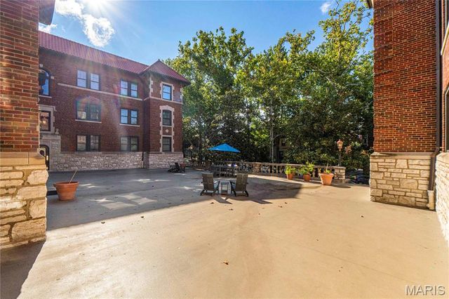 7521 Buckingham Drive 3W, St Louis, MO 63105