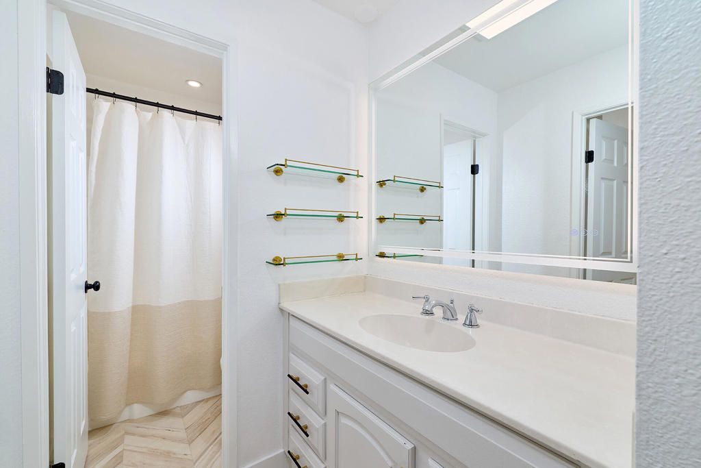 Image 13 of property listing at 8015 Caminito De Pizza E, San Diego, CA 92108